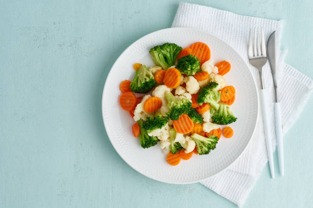 mix of boiled vegetables. broccoli, carrots, cauliflower. steamed vegetables for dietary low-calorie diet. fodmap, dash diet, vegan, vegetarian - food vegan food gourmet vegetarian food imagens e fotografias de stock