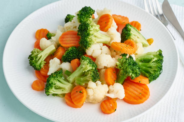 mix of boiled vegetables. broccoli, carrots, cauliflower. steamed vegetables for dietary low-calorie diet. fodmap, dash diet, vegan, vegetarian - food vegan food gourmet vegetarian food imagens e fotografias de stock