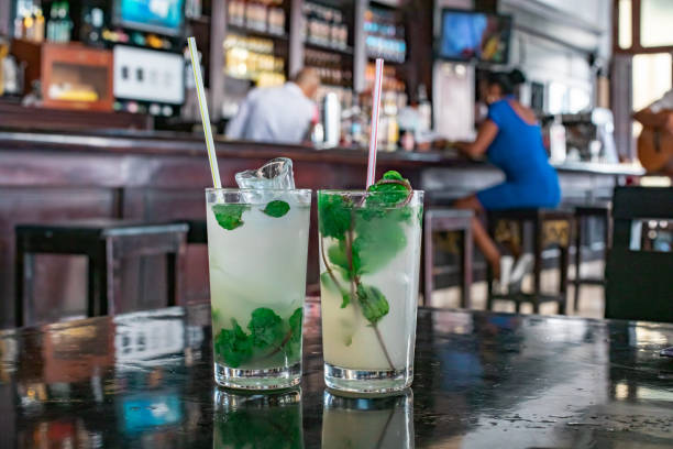キューバ/ハバナのバーでモヒートカクテル - cocktail bar caipirinha drink ストックフォトと画像