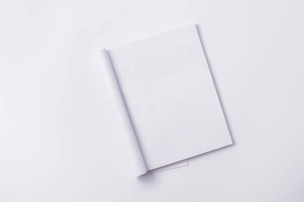 maquette plate de laïc avec le magazine ouvert blanc sur un fond blanc - horizontal business open clean photos et images de collection