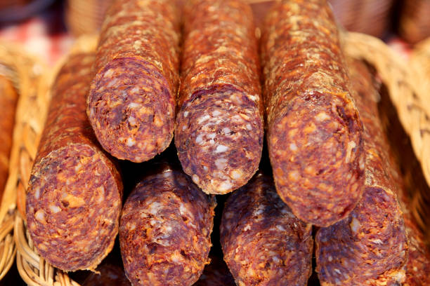 primo primo tempo di salsicce tradizionali di salame fatte in casa ungheresi sul mercato degli agricoltori in vendita - cooked food variation black pudding foto e immagini stock