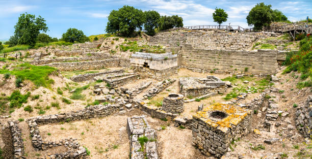 antike stadt troja in der türkei - ilium stock-fotos und bilder