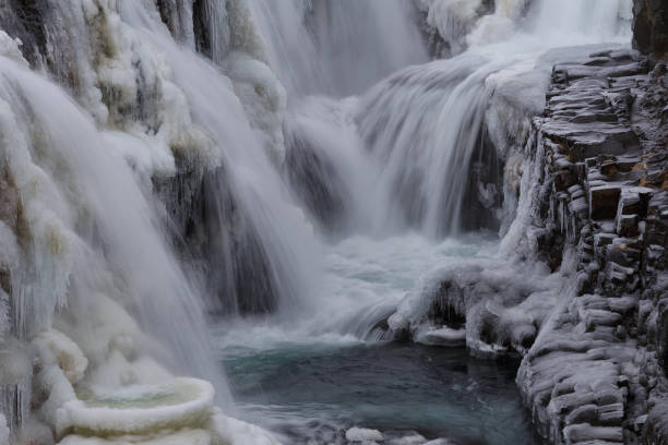 kanion kolugljúfur zamarznięty i zaśnieżony zimą na islandii - winter stream river snowing zdjęcia i obrazy z banku zdjęć