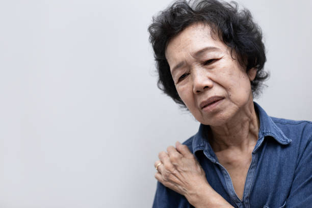 starsza azjatka położyła rękę na ramieniu z powodu bólu barku lub bólu mięśni. opieka zdrowotna i koncepcja medyczna. - rotator cuff zdjęcia i obrazy z banku zdjęć