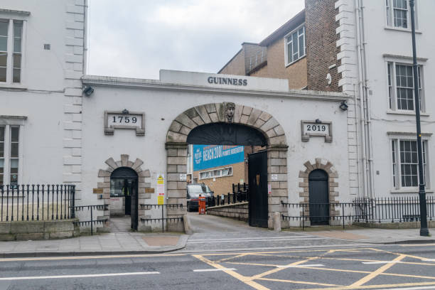 entrada guinness brewery st james gate fechada en 1759-2019. - guinness fotografías e imágenes de stock