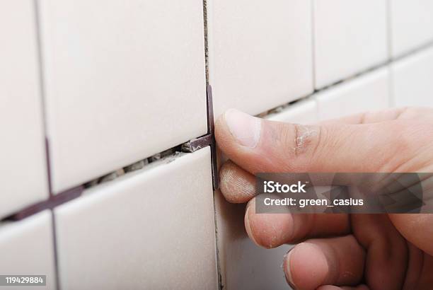 Hombre Instalar Azulejos De Cerámica Foto de stock y más banco de imágenes de Lechada - Lechada, Solador, Fila - Arreglo