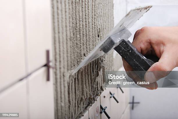 Azulejo E Pilão - Fotografias de stock e mais imagens de Azulejo - Azulejo, Pedreiro - Artesão, Argamassa para juntas