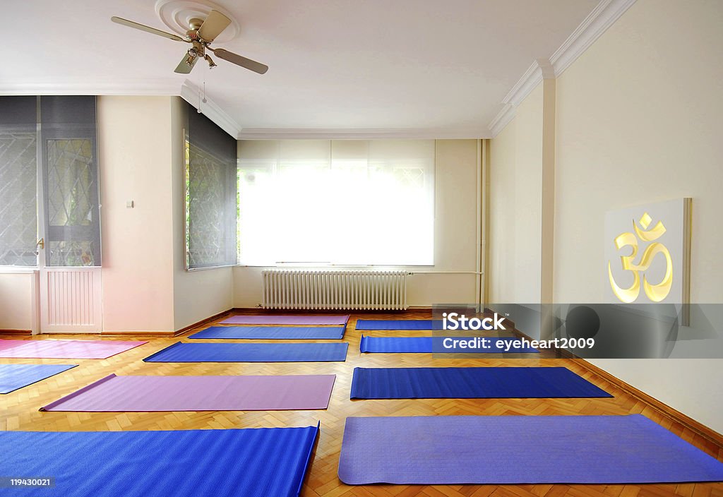 Classe di yoga - Foto stock royalty-free di Ambientazione interna