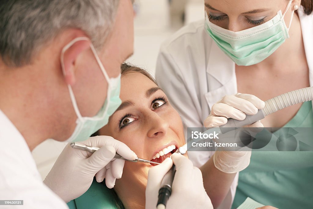 Paciente con tratamiento dental dentista - - Foto de stock de Adulto libre de derechos