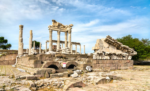 le temple de trajan à pergamon, turquie - bergama photos et images de collection