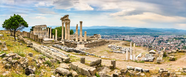 le temple de trajan à pergamon, turquie - bergama photos et images de collection