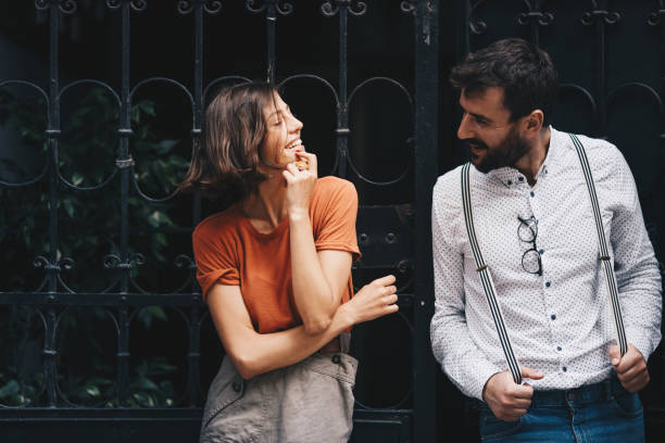 jeunes couples sur une date tout en restant près de la barrière. - attractive couple photos et images de collection