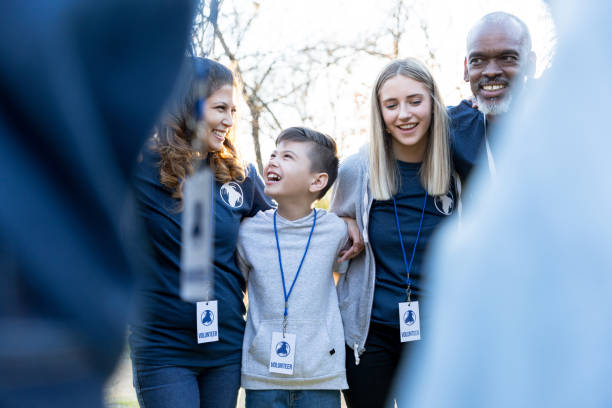 istock Young boy and his mom volunteering together 1194308443