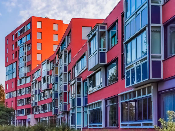 immeuble d'appartements modernes dans la ville d'apeldoorn, pays-bas, architecture hollandaise - apeldoorn photos et images de collection