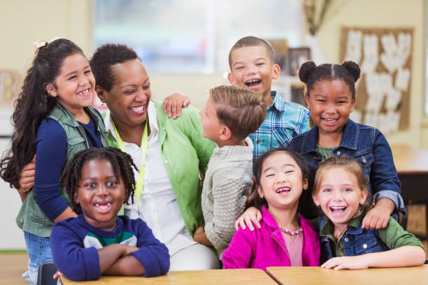 教師と小学生、教室での楽しみ - elementary school waist up indoors childhood ストックフォトと画像