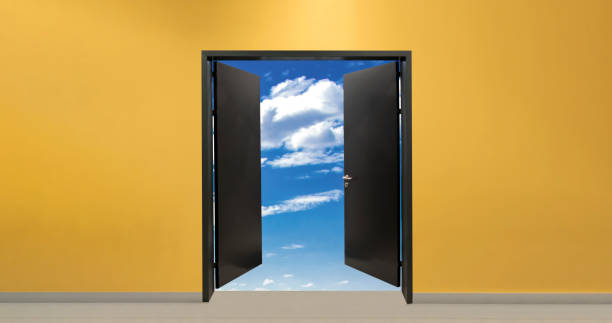 puerta abierta sobre fondo de pared naranja, cielo azul con nubes vista fuera de la puerta - opportunity door new cloud fotografías e imágenes de stock