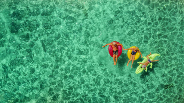 grands-parents et leur petit-fils dans la mer - sea swimming greece women photos et images de collection