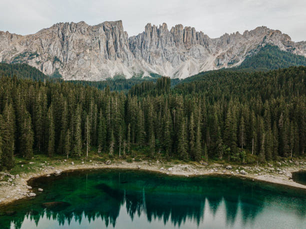 lago di carezza et latemar chaîne de montagnes dolomites italie - latemar mountain range photos photos et images de collection