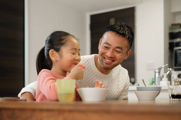 집에서 식사를 먹는 아버지와 딸 - family dining table breakfast eating 뉴스 사진 이미지