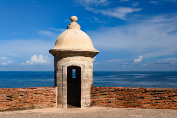 torre de fort castillo de san cristóbal em san juan velho puerto rico - castillo de san cristobal - fotografias e filmes do acervo