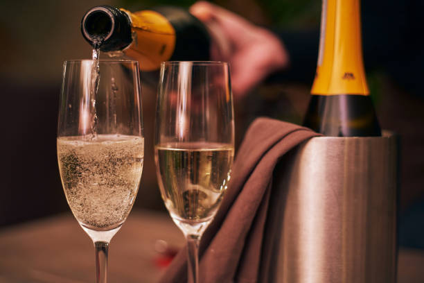 シャンパンを2つのグラスに注ぐクローズアップショット - シャンパン ストックフォトと画像