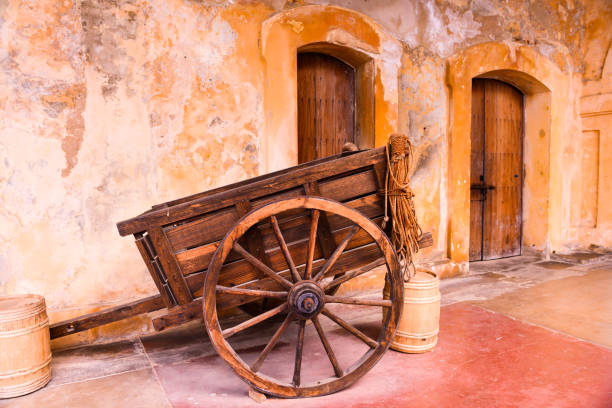 올드 산 후안 푸에르토리코의 포트 카스티요 데 산 크리스토발의 나무 마차 - castillo de san cristobal 뉴스 사진 이미지