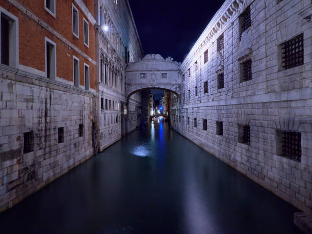 11月の秋の間にヴェネツィアイタリアで夜にため息の橋 - facade palace grand canal canal ストックフォトと画像