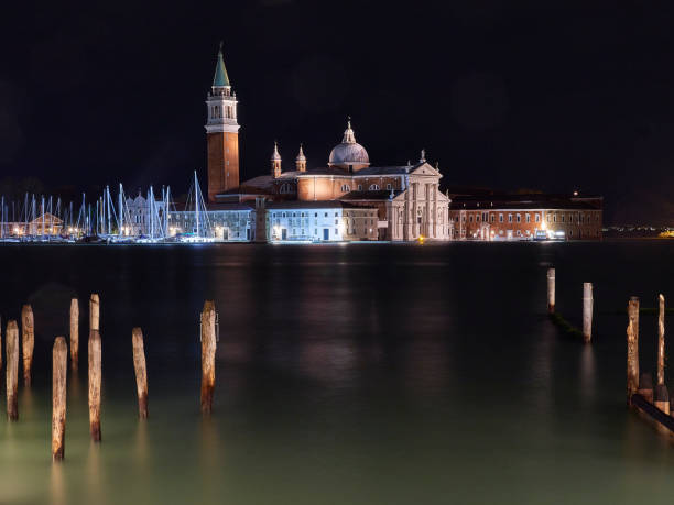 campanario "campanile di san georgio" en venecia italia con terraplén inundado durante la marea alta "acqua alta" en noviembre otoño por la noche - acqua alta fotografías e imágenes de stock