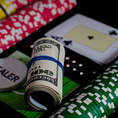 ein-100-dollar-kupurs-ist-auf-dem-blackjack-tisch-neben-poker-chips-und-einem-dealer-chip.jpg?b=1&s=170x170&k=20&c=apJ16yM3H8zmBlTR6LmlCBIeavR7BX5abZPP7y6Ayzw=