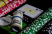 ein 100 dollar kupurs ist auf dem blackjack tisch neben poker chips und einem dealer chip