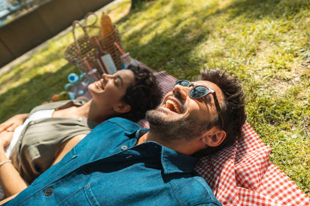 przyjaciele odpoczywający na pikniku - couple fun outdoors day zdjęcia i obrazy z banku zdjęć