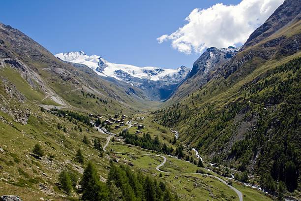 아름다운 taesch 밸리 스위스 알프스 - hochgebirge cloudscape cloud mountain 뉴스 사진 이미지