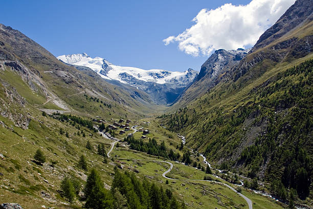 piękne taesch valley w alpy szwajcarskie - 1354 zdjęcia i obrazy z banku zdjęć