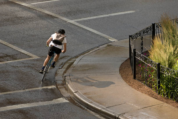 mensajero de bicicletas del centro - corner turn fotografías e imágenes de stock