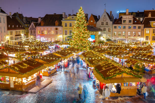 weihnachtsmarkt in tallinn, estland - tallinn stock-fotos und bilder