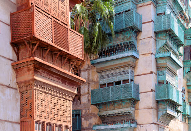 al balad district - red and green rawasheen / mashrabiya balconies - hedjazi architecture - historic jeddah, saudi arabia - unesco world heritage site - jiddah imagens e fotografias de stock