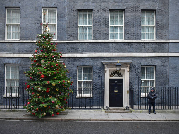 downing street a natale - whitehall street downing street city of westminster uk foto e immagini stock