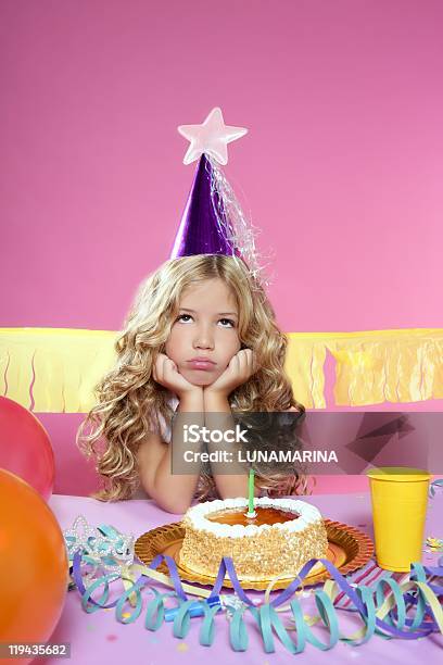 Annoiato Piccola Ragazza Bionda Mette In Festa Di Compleanno Dolce Con Candele - Fotografie stock e altre immagini di Bambino