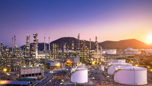 vista aérea de la refinería de petróleo - distillation tower fotografías e imágenes de stock