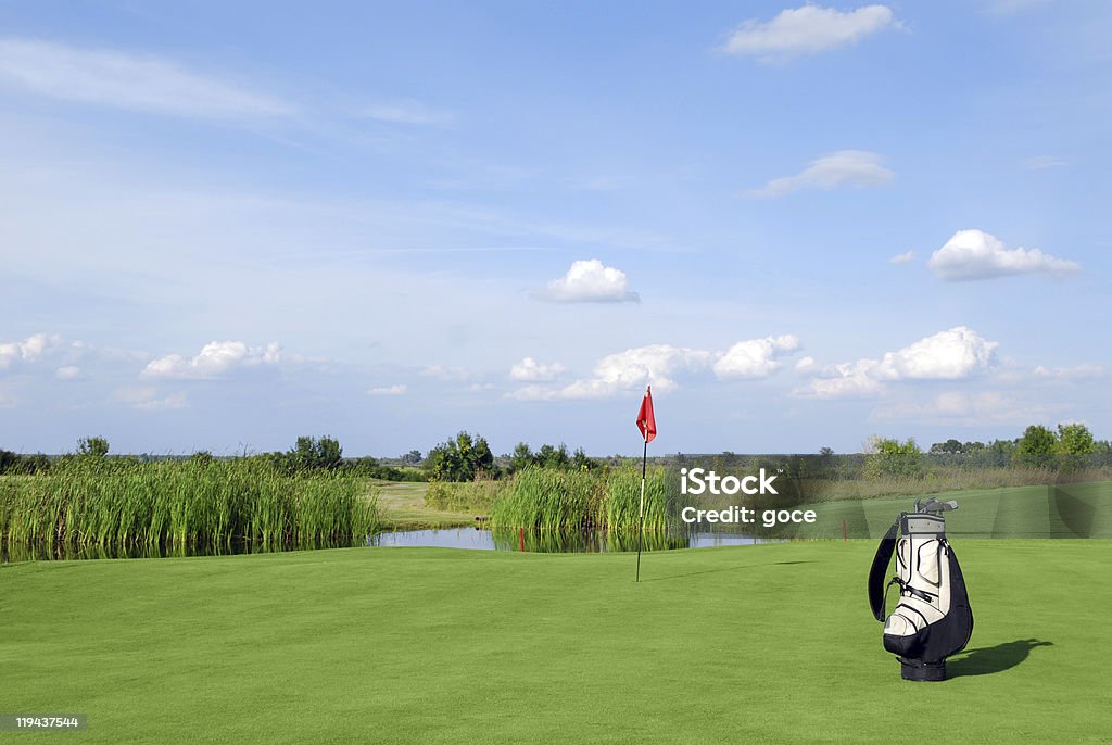 Campo da golf e la borsa con bandiera rossa - Foto stock royalty-free di Acqua
