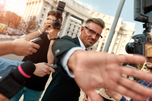 smettila. giornalisti che cercano di condurre un'intervista al politico. industria del giornalismo, concetto di live streaming. - hiding internet multimedia people foto e immagini stock