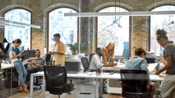 úspěšný tým v práci. skupina podnikatelů smíšených ras pracujících společně v kreativní kanceláři - kancelář - stock snímky, obrázky a fotky