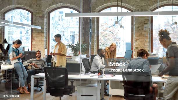 Erfolgreiches Team Bei Der Arbeit Gruppe Gemischter Raser Die Im Kreativbüro Zusammenarbeiten Stockfoto und mehr Bilder von Büro