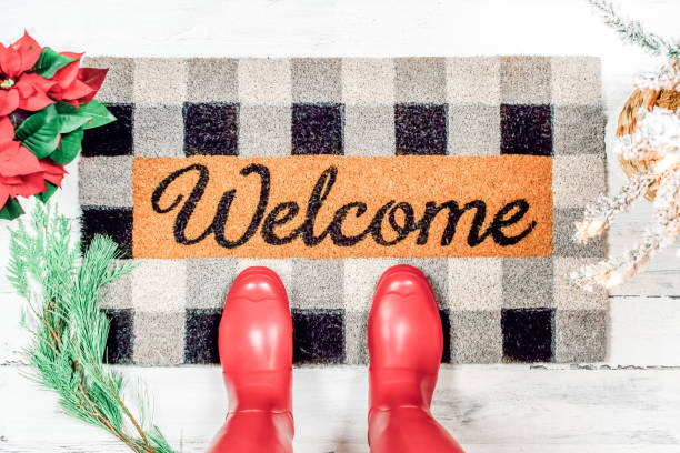 looking down at a welcome mat in winter - doormat door christmas holiday imagens e fotografias de stock