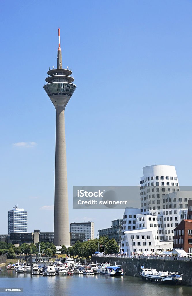 Torre Rheinturm Dusseldorf - Foto de stock de Düsseldorf libre de derechos