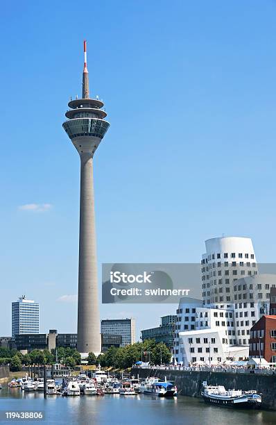 Torre Rheinturm Dusseldorf Foto de stock y más banco de imágenes de Düsseldorf - Düsseldorf, Torre Rheinturm, Vertical