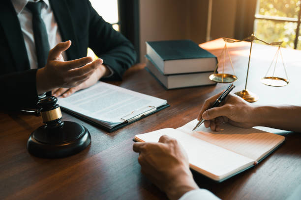 istock Judge is giving advice on client trial laws that have serious consequences for clients. 1194395088