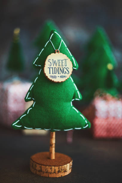 甘いチディングメッセージとクリスマスツリーの背景を持つクリスマスツリー - tidings ストックフォトと画像