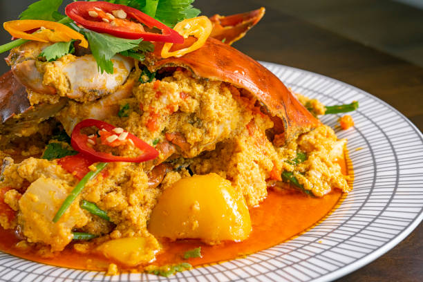 fermez-vous vers le haut du crabe frit de remuer avec la poudre de cari - food thailand red pepper photos et images de collection