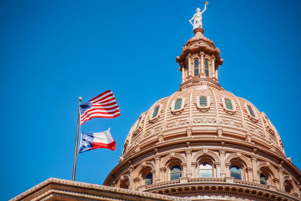 der dom des texas state capitol - texas state flag stock-fotos und bilder